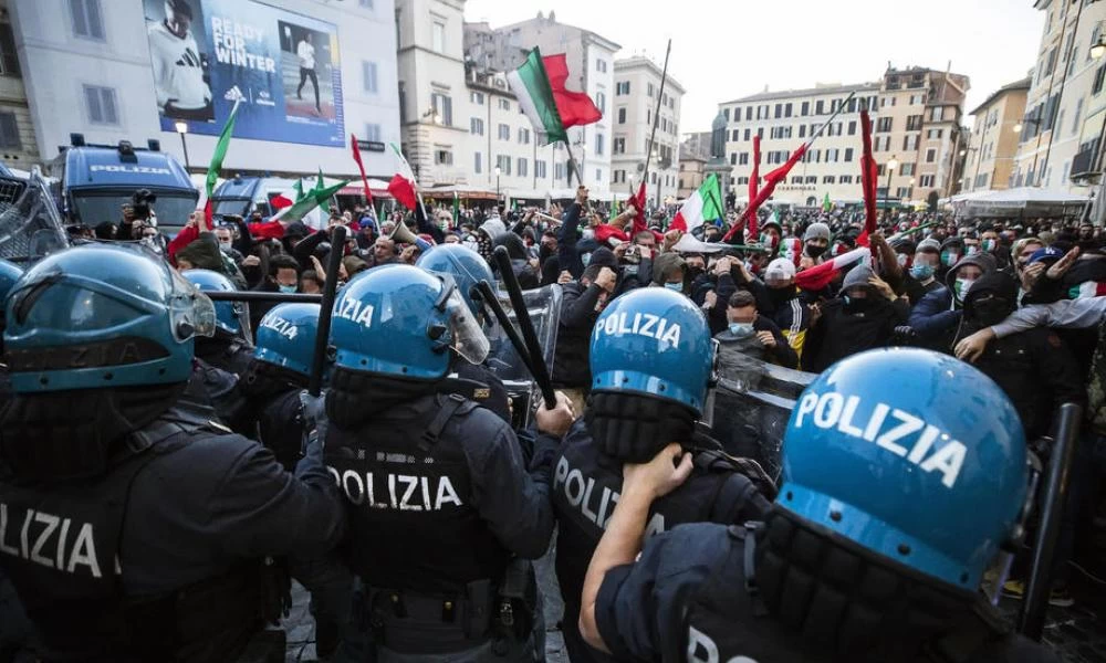 Ιταλία: Κύμα συλλήψεων ανεμβολίαστων που σχεδίαζαν επιθέσεις κατά πολιτικών και γιατρών